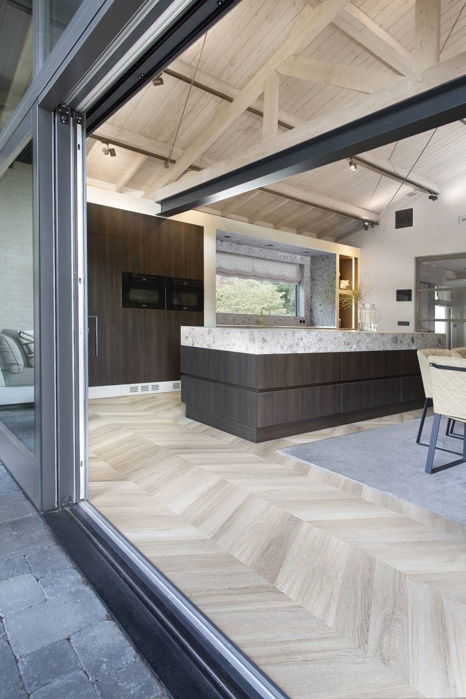 De familie Haarhuis, Lijm PVC visgraat