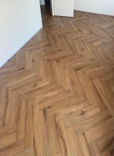 Callisto visgraat Natural Oak Dark klik PVC 730x146x5mm 0,55 (met geïntegreerde ondervloer geen 10DB) - sfeerfoto 1