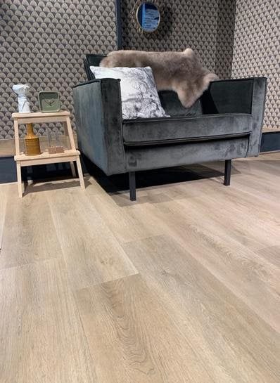 Authentic Classic Oak Smoked Light klik PVC 1220x228x4,2mm 0,55 (geen geïntegreerde ondervloer) - sfeerfoto 1