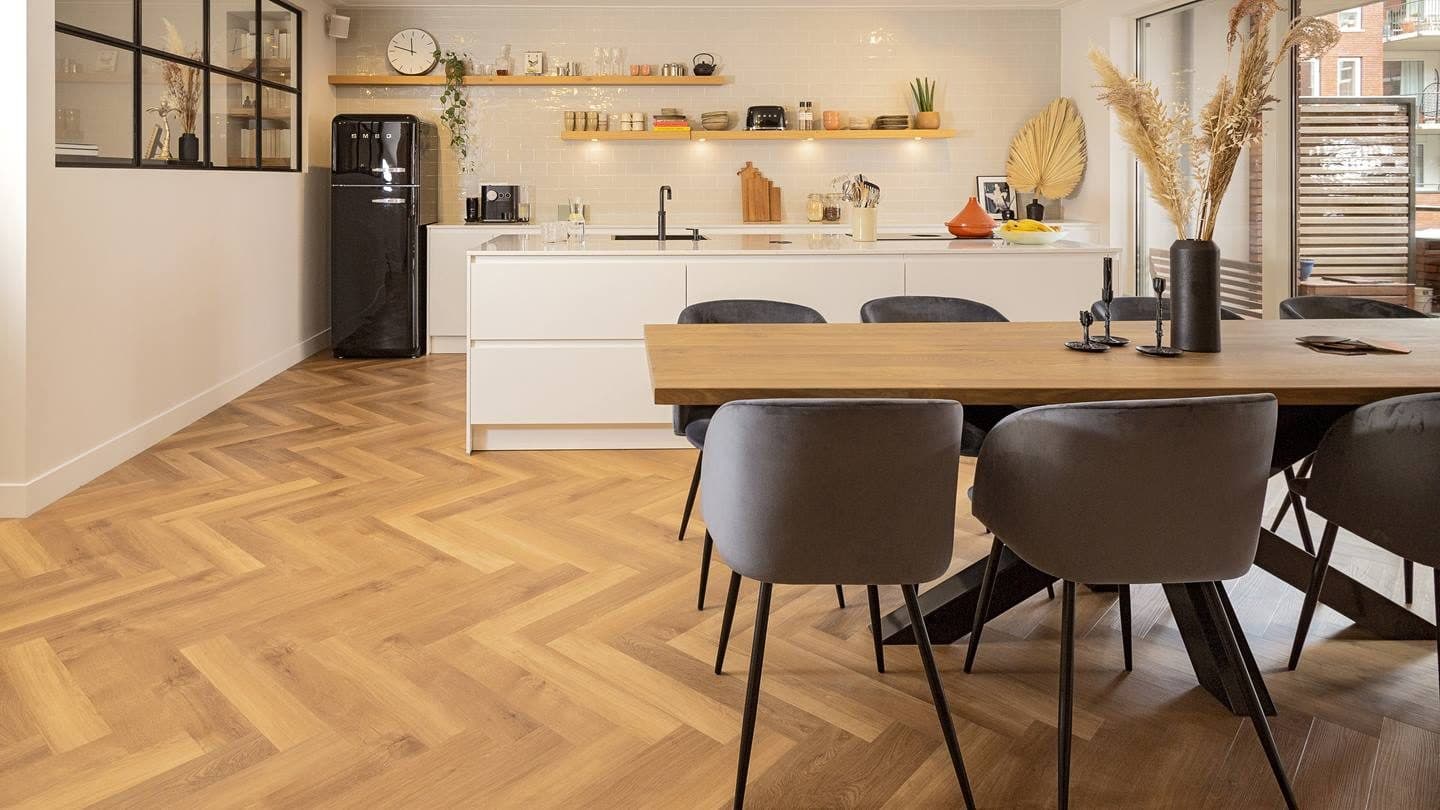 Binnenkijker bij Studio Revaleiland, Lijm PVC