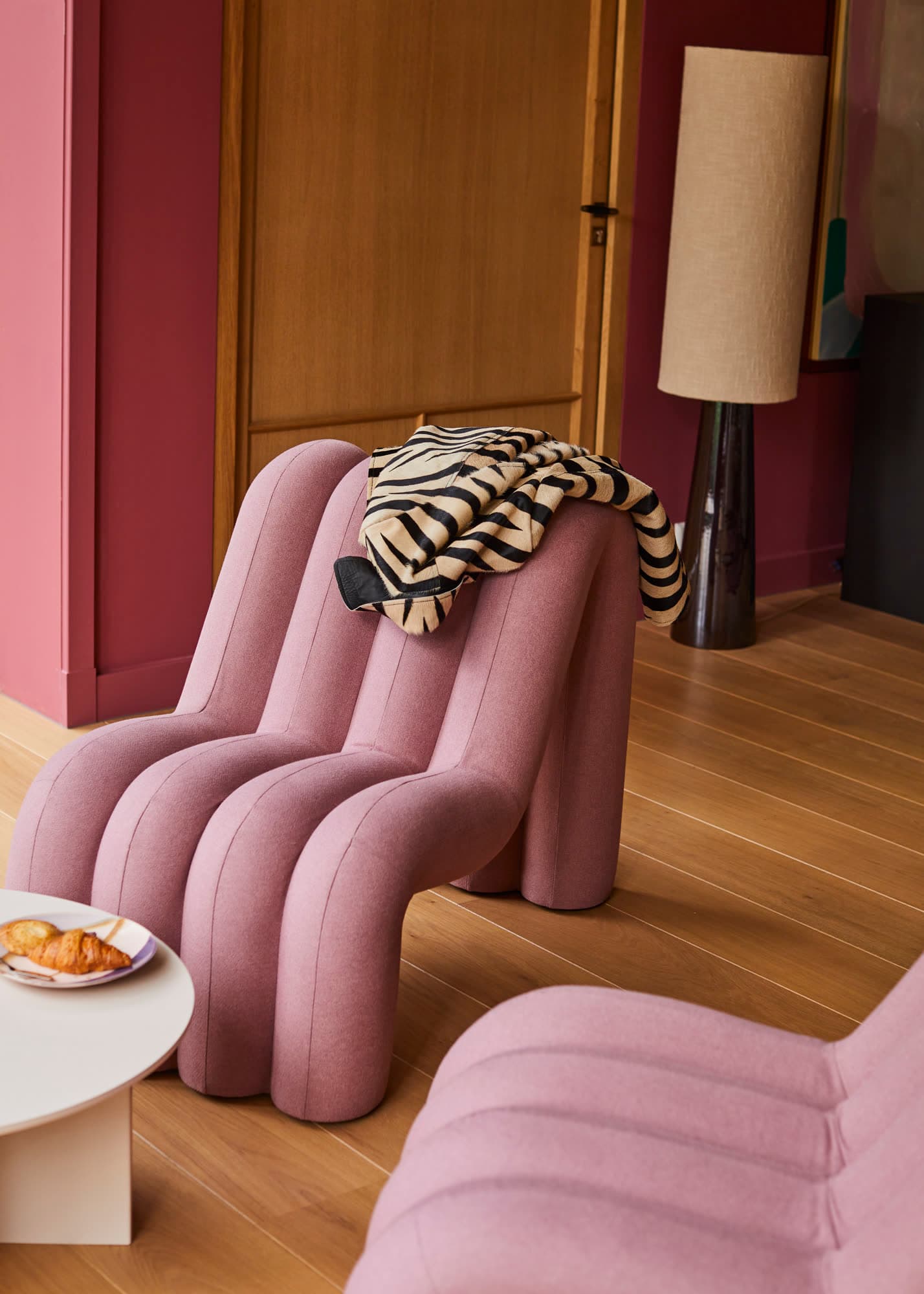 Fauteuil op een eiken vloer