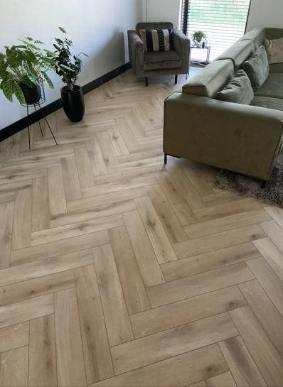 Callisto visgraat Natural Oak Light klik PVC 730x146x5mm 0,55 (met geïntegreerde ondervloer geen 10DB) - sfeerfoto 1