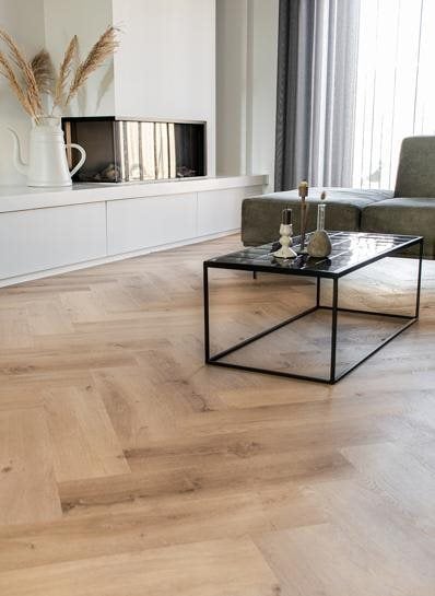 Vario Visgraat Presige Oak Natural klik PVC 600x150x5,5mm 0,55 (met geïntegreerde ondervloer geen 10DB) - sfeerfoto 1
