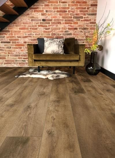 Nevada Valley Oak Cinnamon klik PVC 1532x225x5mm 0,55 (met geïntegreerde ondervloer geen 10DB) - sfeerfoto 1