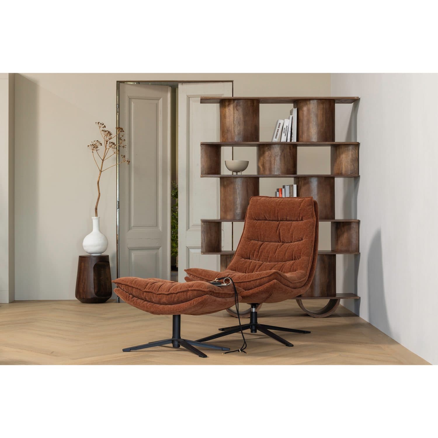 Kube draaifauteuil met hocker bruin, sfeerbeeld